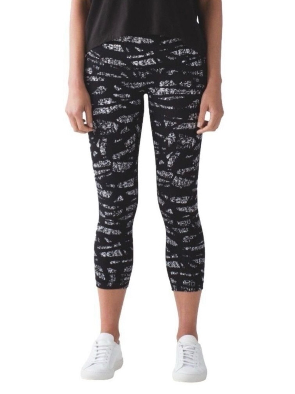 Lululemon Wunder Under Crop High Rise
Graf Black White Size 4 NEW with tags